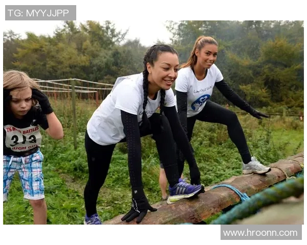 球星女友挑战足球场展现惊人球技引发热议 球星女友挑战足球场展现惊人球技引发热议