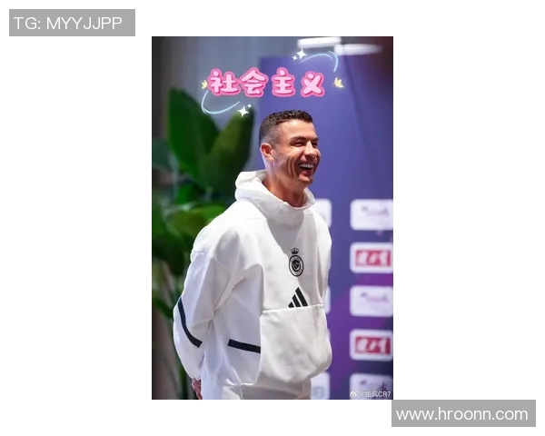 足球星烫发男惊艳亮相赛场引爆全场球迷热议掀起时尚新潮流