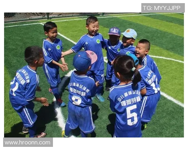 足球巨星萌娃萌态十足引人注目,未来球场之星的初现风采 足球巨星萌娃萌态十足引人注目,未来球场之星的初现风采